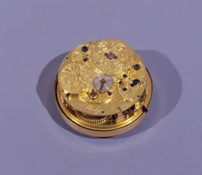 Achterplaat van een horlogemechanisme, door Thomas Mudge, Londen, gemaakt voor de koning van Spanje, 1755 (brass & enamel)